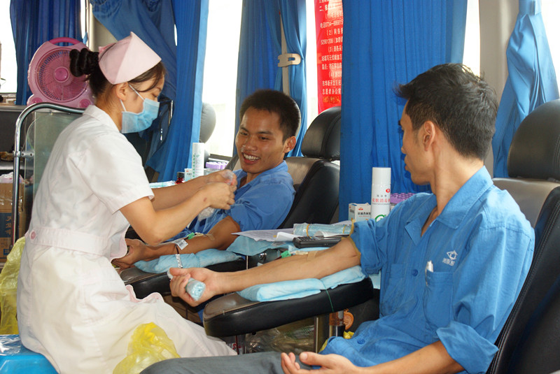 员工积极参加义务献血